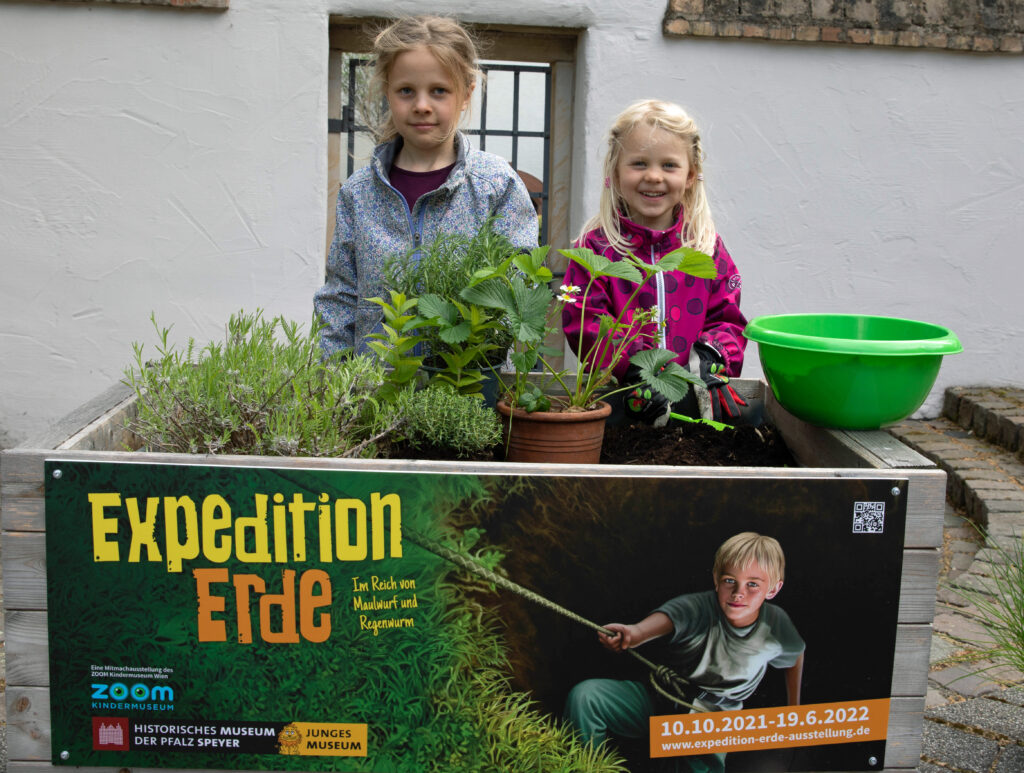Mathilda und Antonia haben für die Ausstellung „Expedition Erde“ ein Hochbeet bepflanzt.